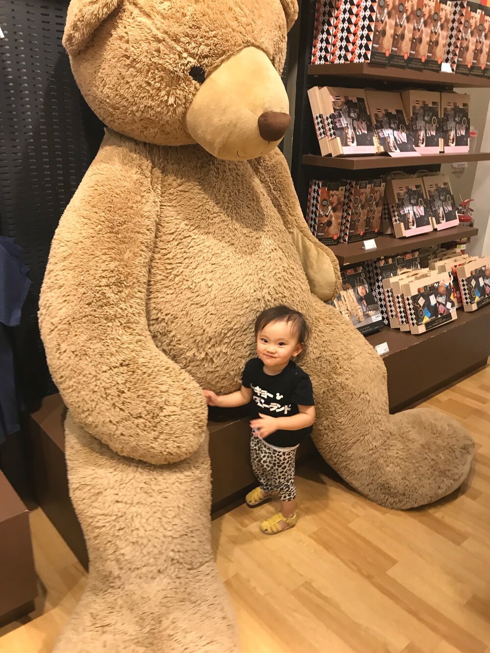 「春コーデ、シンプルコーデ、プチプラコーデ、ひょう柄、サンダル、Tシャツ、H&M、グアム、カジュアルコーデ、キッズファッション」｜「Disneyのアイテム（Tシャツ/カットソー、ブラック系）」を使った、hinanoさん（キッズ・80cm）の春コーディネートの1枚目の写真
