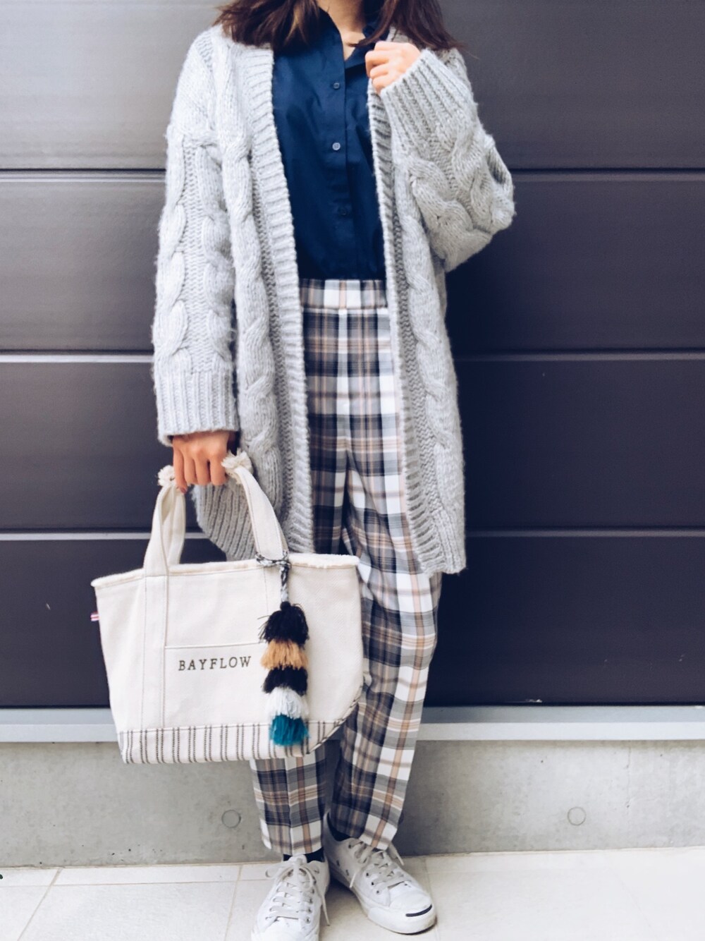 「チェックパンツ、トートバック、ニットカーディガン、秋冬コーデ」｜「GUのアイテム（ジャケット/アウター、グレー系）」を使った、cafemochaさん（レディース・156cm）の秋コーディネートの1枚目の写真