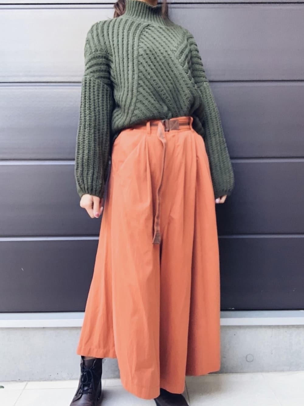 「カーキニット、オレンジパンツ、秋冬コーデ」｜「GUのアイテム（ブーツ、ブラウン系）」を使った、cafemochaさん（レディース・156cm）の冬コーディネートの1枚目の写真