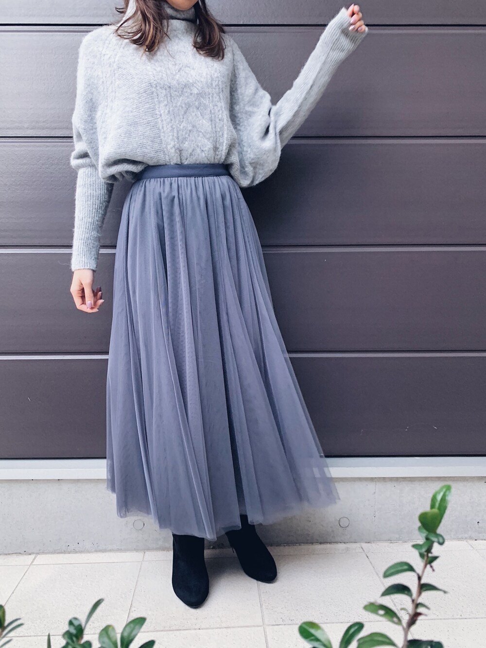 「お気に入りの服でデートに行こう、オトナカジュアル、ロングスカート、チュチュスカート、ドルマン」｜「fifthの【インスタグラマーコラボ】チュールロングスカート（スカート、グレー系）」を使った、cafemochaさん（レディース・156cm）の冬コーディネートの1枚目の写真