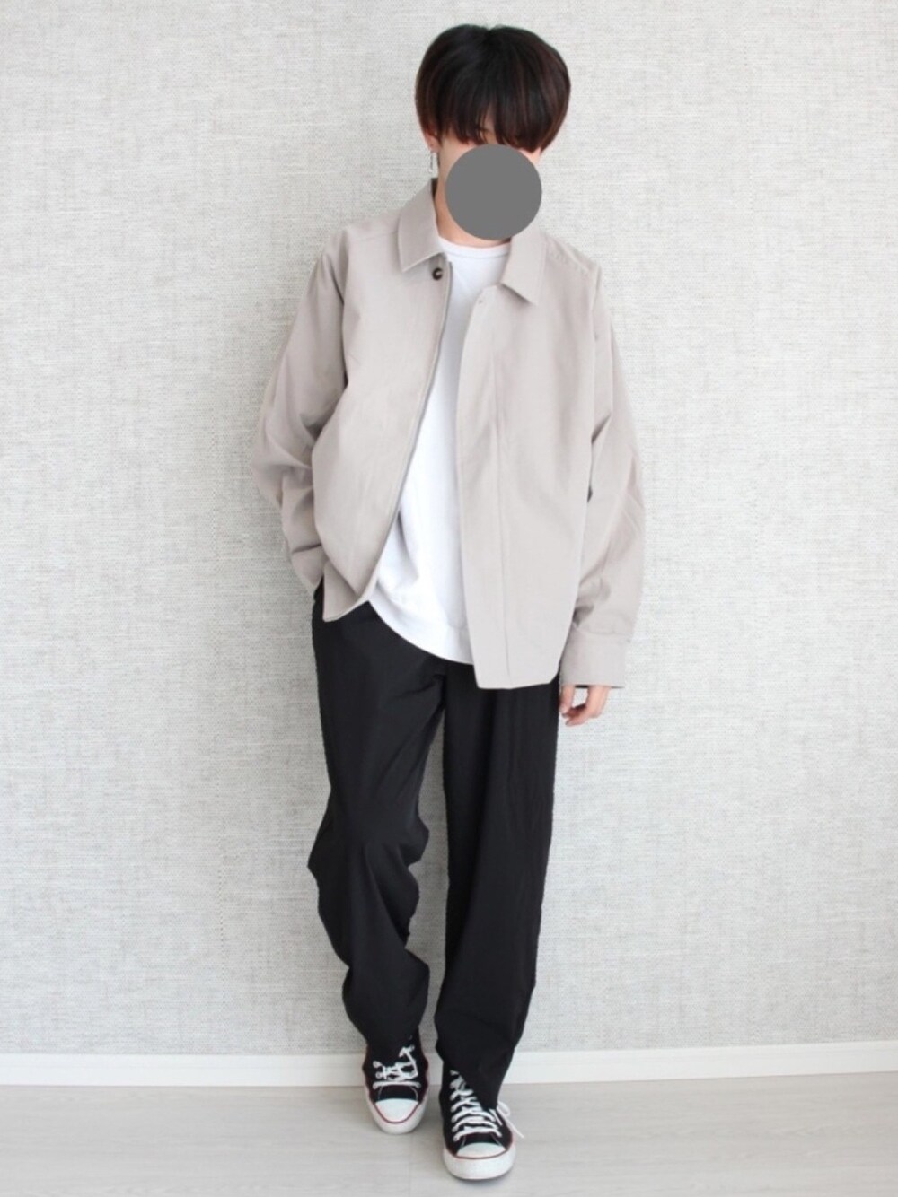 「remer、シンプルスタイル、シンプル、オーバーサイズ、秋のコーデ、キレイめ、プリントT、プチプラ、ワイドパンツ、converse」｜「remerのloose zip jacket / ルーズジップジャケット（カバーオール、ベージュ系）」を使った、Laitoさん（メンズ・170cm）の夏コーディネートの1枚目の写真