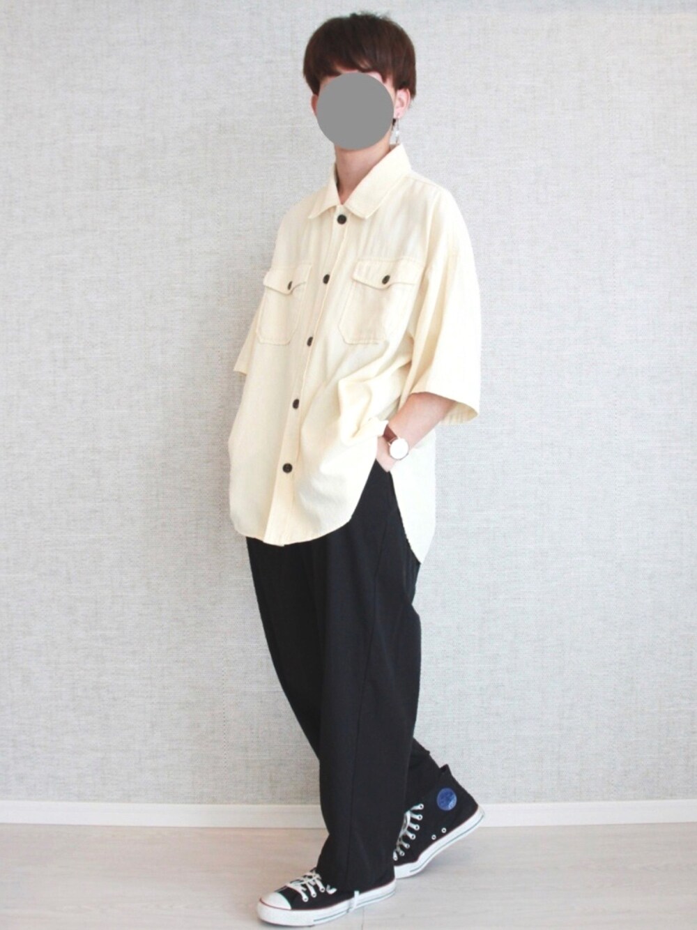 ブラック系のその他パンツ、ブラック系のスニーカー、シルバー系のピアス（片耳用）を着用したメンズの秋コーディネートの1枚目の写真