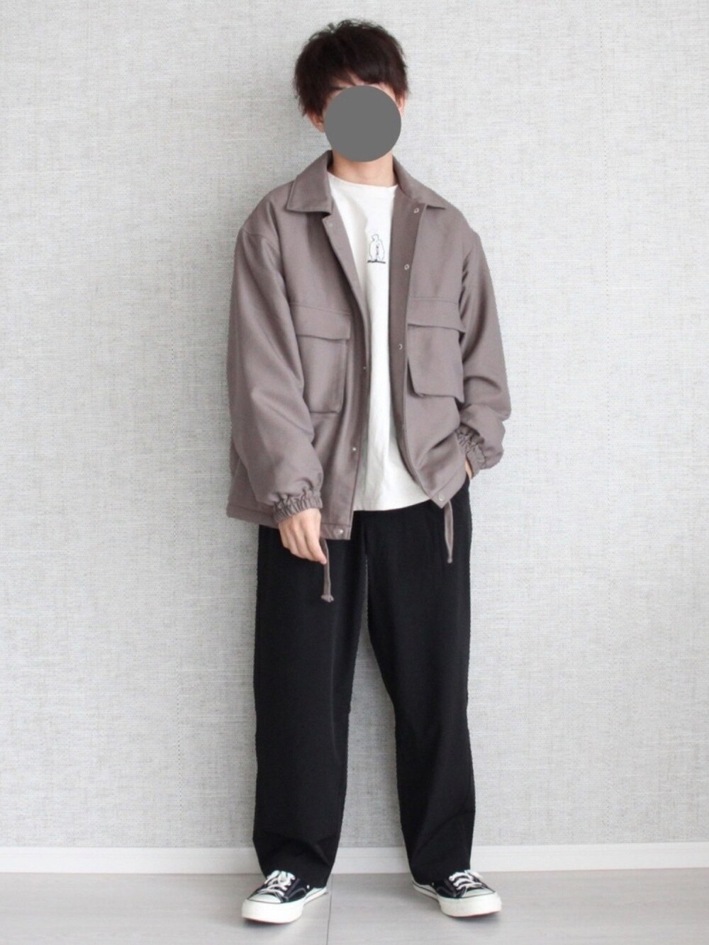 ブラウン系のミリタリージャケット、ホワイト系のTシャツ/カットソー、ブラック系のその他パンツを着用したメンズの秋コーディネートの1枚目の写真