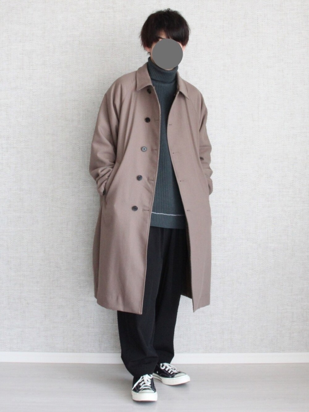 ブラウン系のステンカラーコート、グリーン系のニット/セーター、ブラック系のその他パンツを着用したメンズの冬コーディネートの1枚目の写真