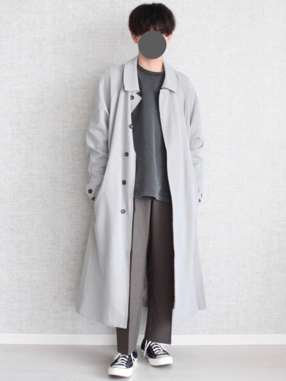 「ロングコート、スウェット、くすみカラー、グレー、HARE、オーバーサイズ、きれいめカジュアル、ootd、スニーカーコーデ、コンバース」｜「remerのloose soutien collar long coat/ルーズステンカラーコート（ステンカラーコート、グレー系）」を使った、Laitoさん（メンズ・170cm）の冬コーディネートの1枚目の写真