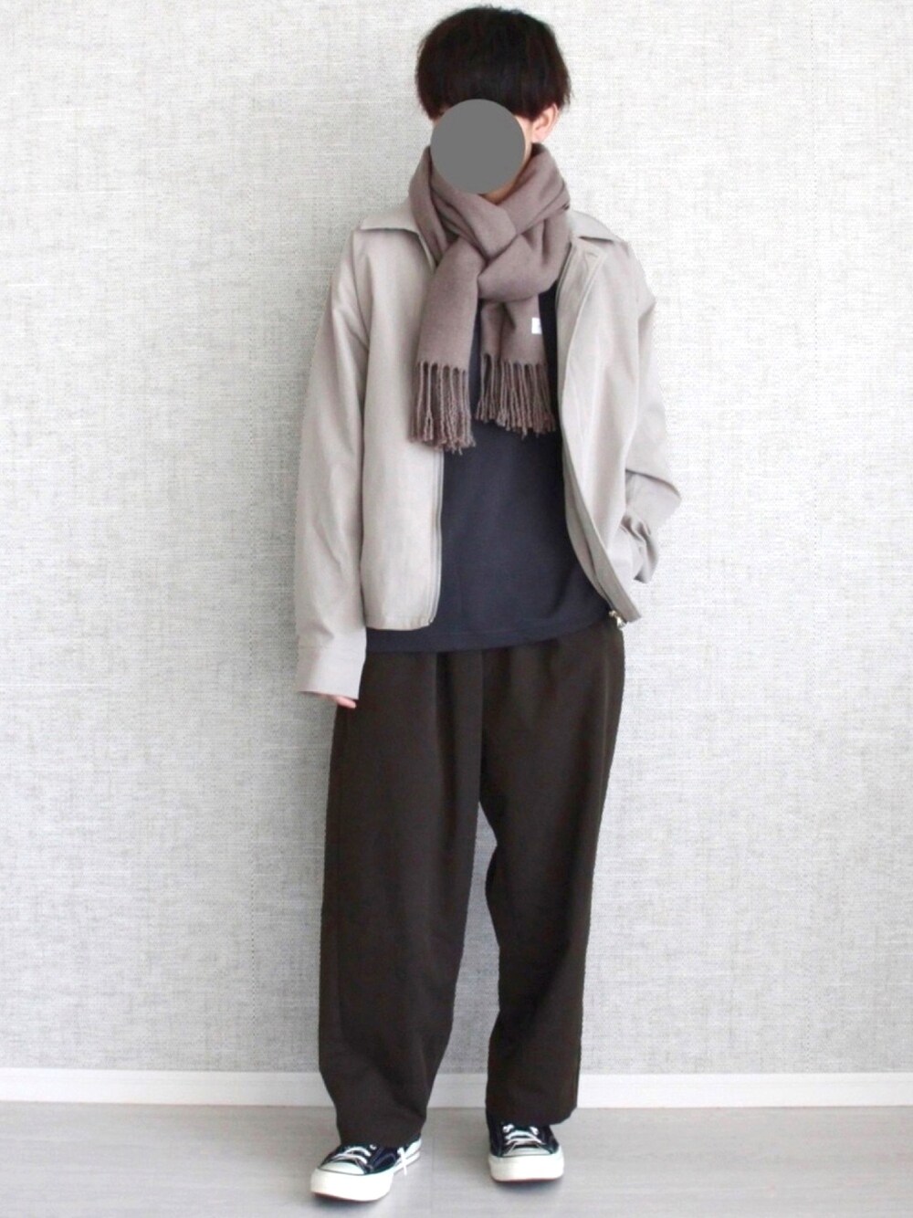 「マフラー、白スニーカー、休日スタイル、淡色コーデ、ワイドパンツ、グレー、きれいめカジュアル、ootd、オーバーサイズ、プチプラ」｜「remerのloose zip jacket / ルーズジップジャケット（カバーオール、ベージュ系）」を使った、Laitoさん（メンズ・170cm）の冬コーディネートの1枚目の写真