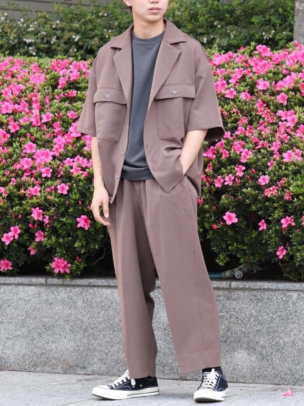 ブラウン系のシャツ/ブラウス、ブラウン系のスラックス、ブルー系のTシャツ/カットソーを着用したメンズの夏コーディネートの1枚目の写真