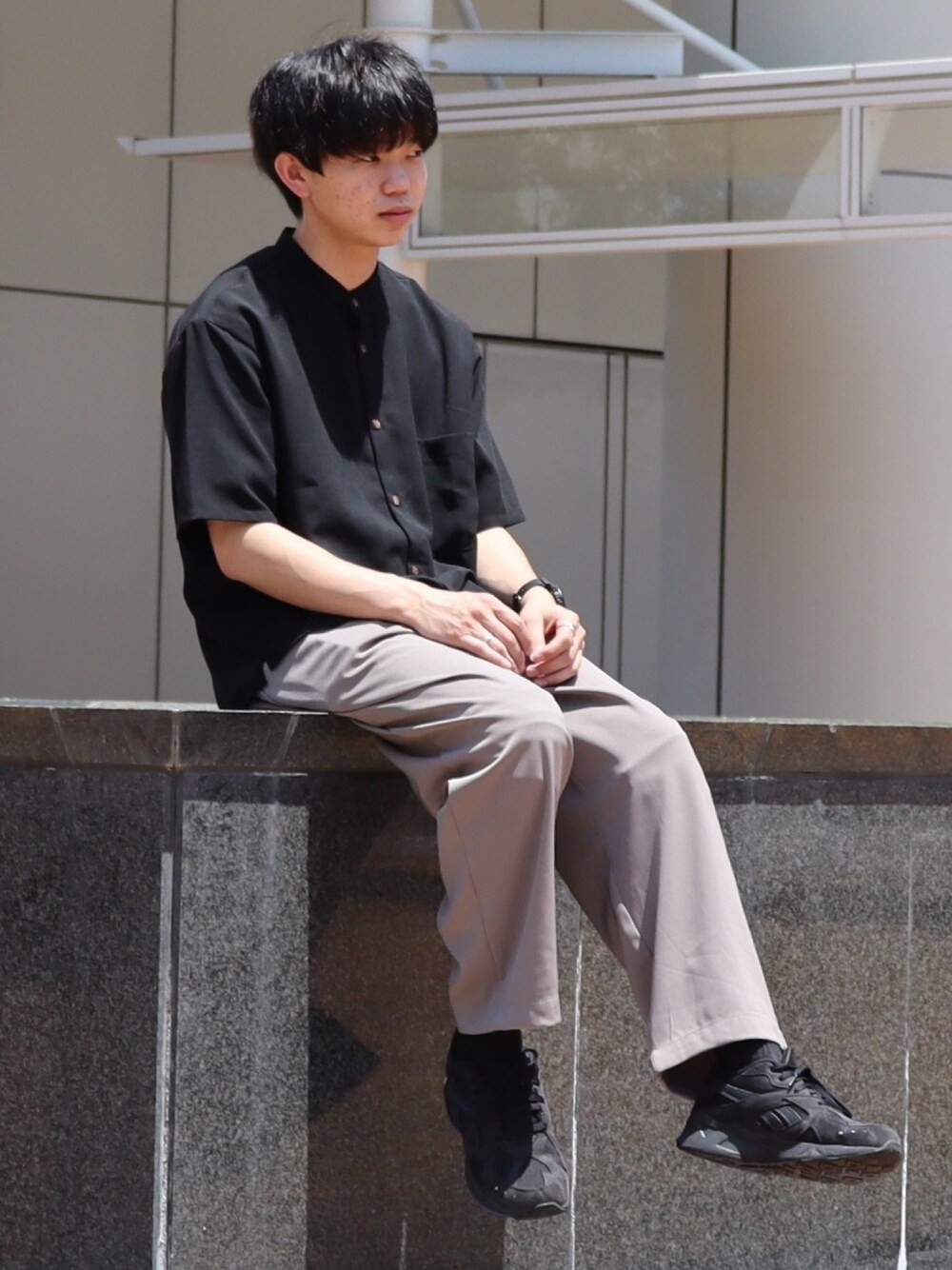 「プチプラ、休日スタイル、厚底シューズ、カラーパンツ、バンドカラーシャツ、LILL、EMMA  CLOTHES、モノトーン、モノトーンコーデ、シャツ」｜「EMMA CLOTHESのブライトポプリンリラックスバンドカラーシャツ Poplin Band Collar Shirt 1/2 short sleeve（シャツ/ブラウス、ブラック系）」を使った、Laitoさん（メンズ・169cm）の夏コーディネートの1枚目の写真
