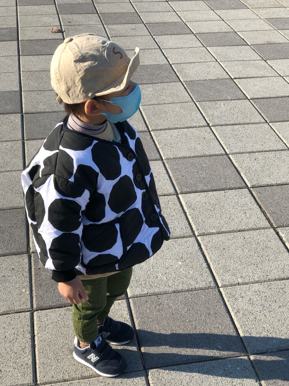 「no brandのアイテム（ジャケット/アウター、ホワイト系）」を使った、多多さん（キッズ・90cm）の冬コーディネートの1枚目の写真