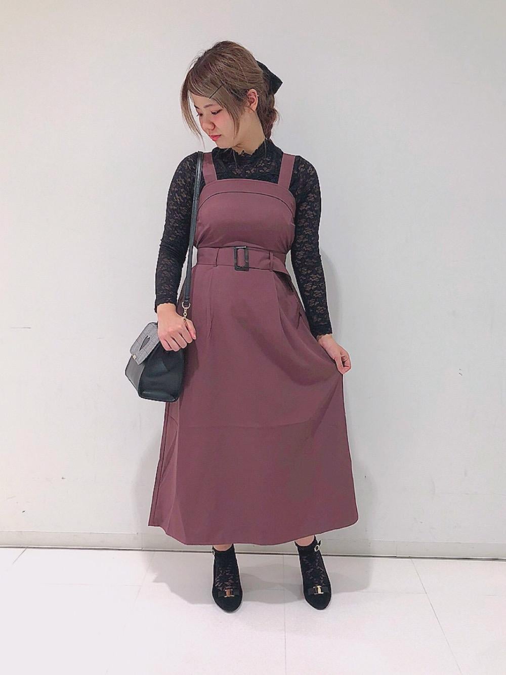 「パンプス、マキシワンピ、リボン、レース、MAJESTIC LEGON、キャミワンピ、マジェスティックレゴン」｜「MAJESTIC LEGONのフェミリボンパンプス（パンプス、ブラック系）」を使った、マジェスティックレゴン天神ビブレ店スタッフさん（レディース・163cm）の秋コーディネートの1枚目の写真