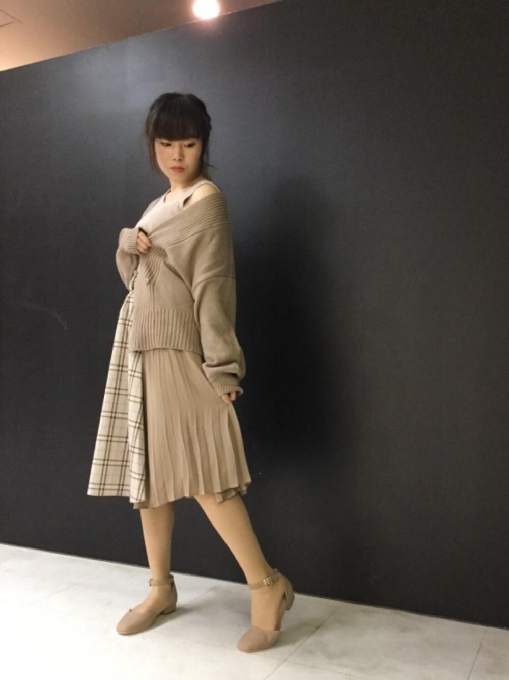 「チェック、カーディガン、ニット、スカート、ワンショルダー」｜「MAJESTIC LEGONのアソートスクエアパンプス（パンプス、ブラウン系）」を使った、マジェスティックレゴン天神ビブレ店スタッフさん（レディース・163cm）の秋コーディネートの1枚目の写真