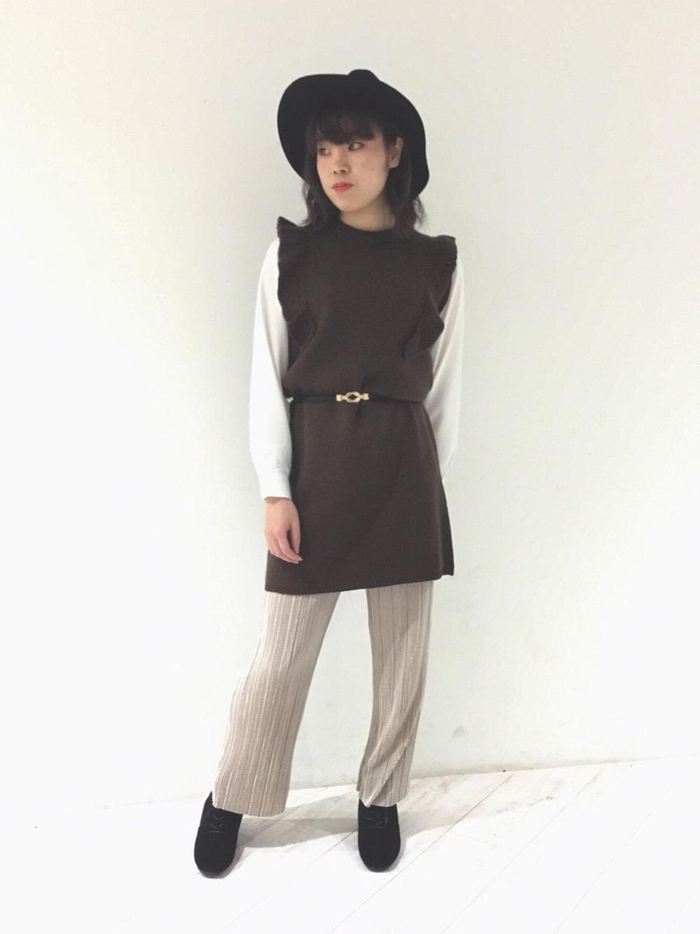 「パンツ、ワンピース、ブーツ、ハット、プリーツ、MAJESTIC LEGON、マジェスティックレゴン」｜「MAJESTIC LEGONのレースアップストレッチブーツ（ブーツ、ブラック系）」を使った、マジェスティックレゴン天神ビブレ店スタッフさん（レディース・163cm）の秋コーディネートの1枚目の写真