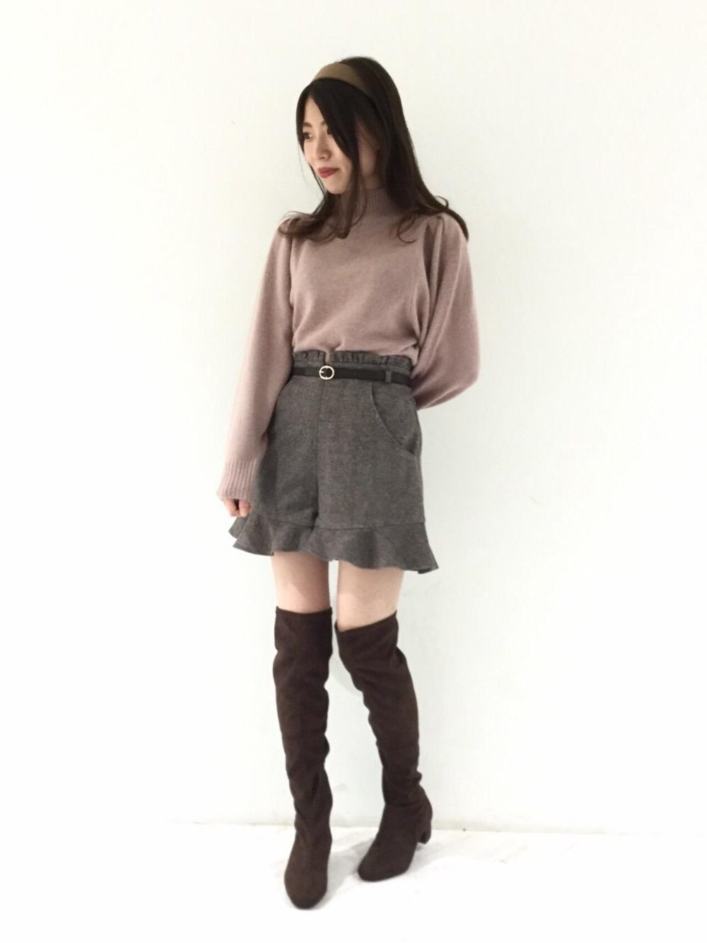 「ニット、ブーツ、ショートパンツ、ニーハイブーツ、フリル、カチューシャ、ピンクニット」｜「MAJESTIC LEGONのフォックスハイネックプルオーバー（ニット/セーター、ピンク系）」を使った、マジェスティックレゴン天神ビブレ店スタッフさん（レディース・159cm）の秋コーディネートの1枚目の写真