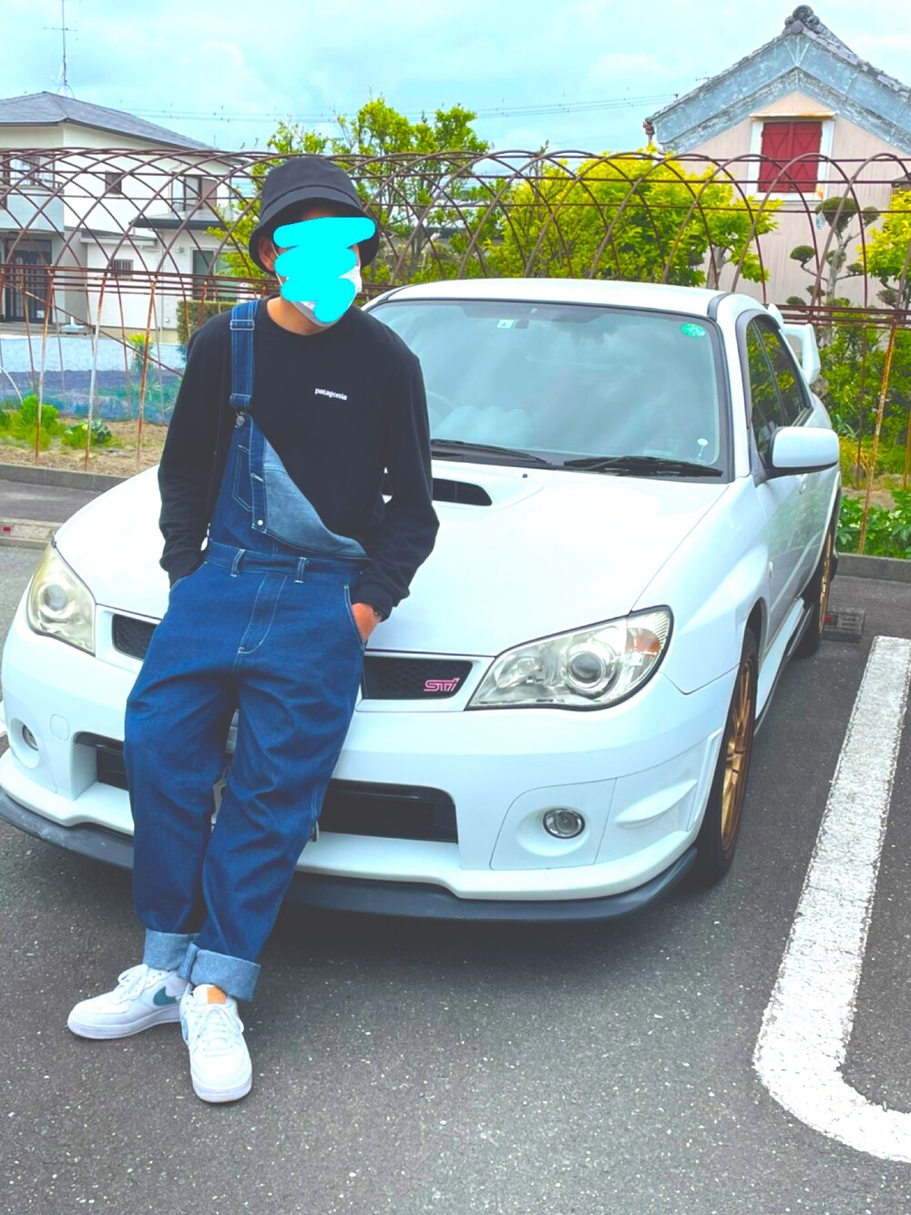 「春コーデ、シンプル、お洒落さんとつながりたい、今日のコーデ、カジュアル、オーバーオール、愛車」｜「patagoniaの【Patagonia/パタゴニア】ロゴプリントクルーネックロングTシャツ（Tシャツ/カットソー、ブラック系）」を使った、たくみさん（メンズ・172cm）の春コーディネートの1枚目の写真