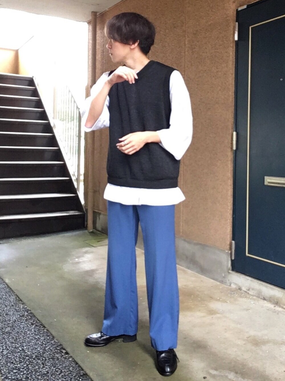 ホワイト系のTシャツ/カットソー、ブルー系のスラックス、ブラック系のドレスシューズを着用したメンズの夏コーディネートの1枚目の写真