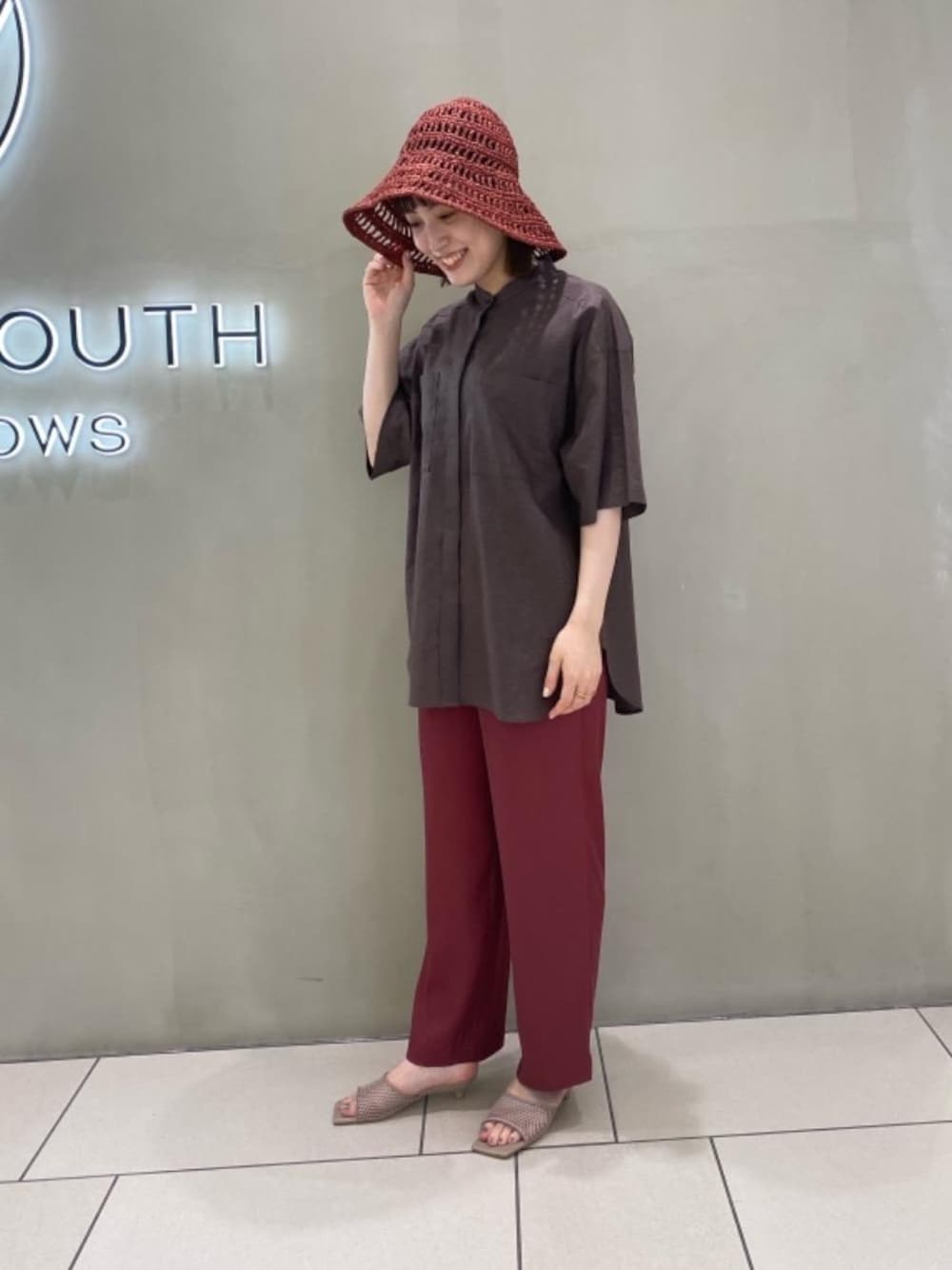 グレー系のサンダル、グレー系のシャツ/ブラウス、レッド系のその他パンツを着用したレディースの夏コーディネートの1枚目の写真