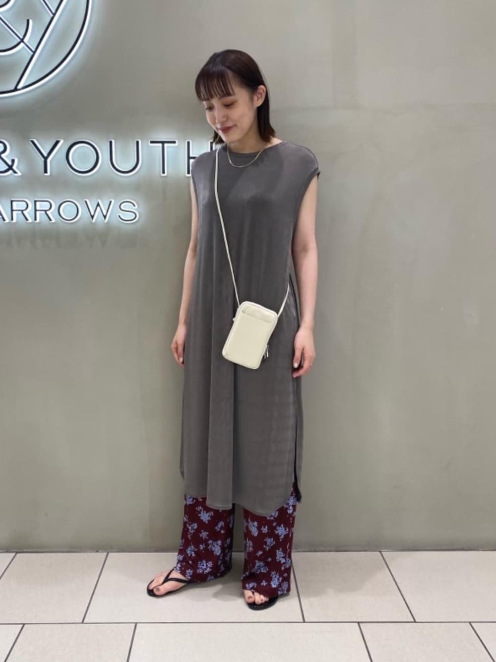 ブラック系のサンダル、レッド系のその他パンツ、グレー系のワンピースを着用したレディースの夏コーディネートの1枚目の写真