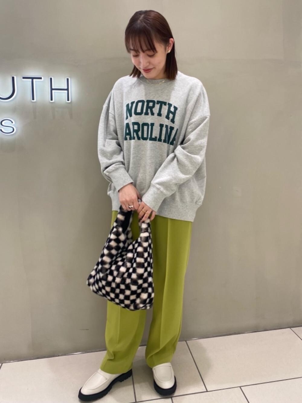 グリーン系のその他パンツ、ブラック系のショルダーバッグ、グレー系のスウェットを着用したレディースの秋コーディネートの1枚目の写真