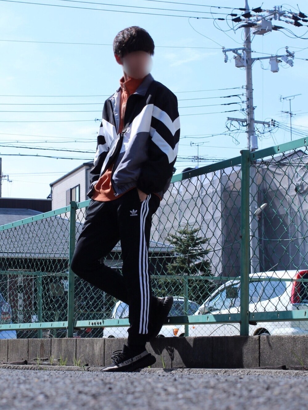 「春、ストリート、あしもと倶楽部、yeezy boost 350 v2、adidas、street、スニーカー、モノトーン、オレンジ、ラインパンツ」｜「adidasの▽WEB限定 Adidas/アディダス SST TRACK PANTS CW1275（その他パンツ、ブラック系）」を使った、ゆすけさん（メンズ・175cm）の冬コーディネートの1枚目の写真