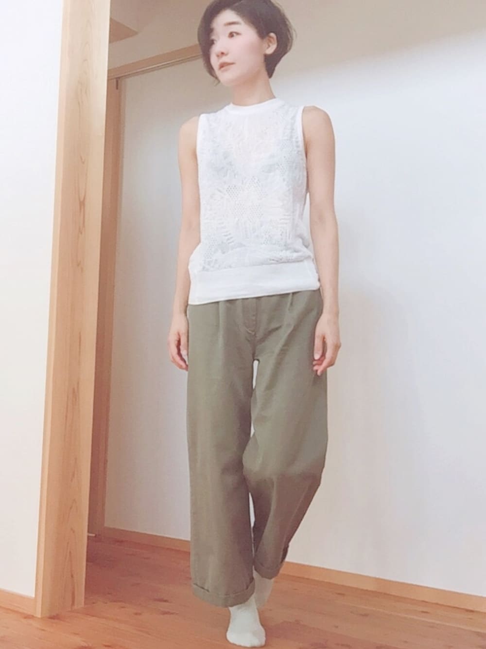 ホワイト系のニット/セーター、グリーン系のその他パンツを着用したレディースの夏コーディネートの1枚目の写真