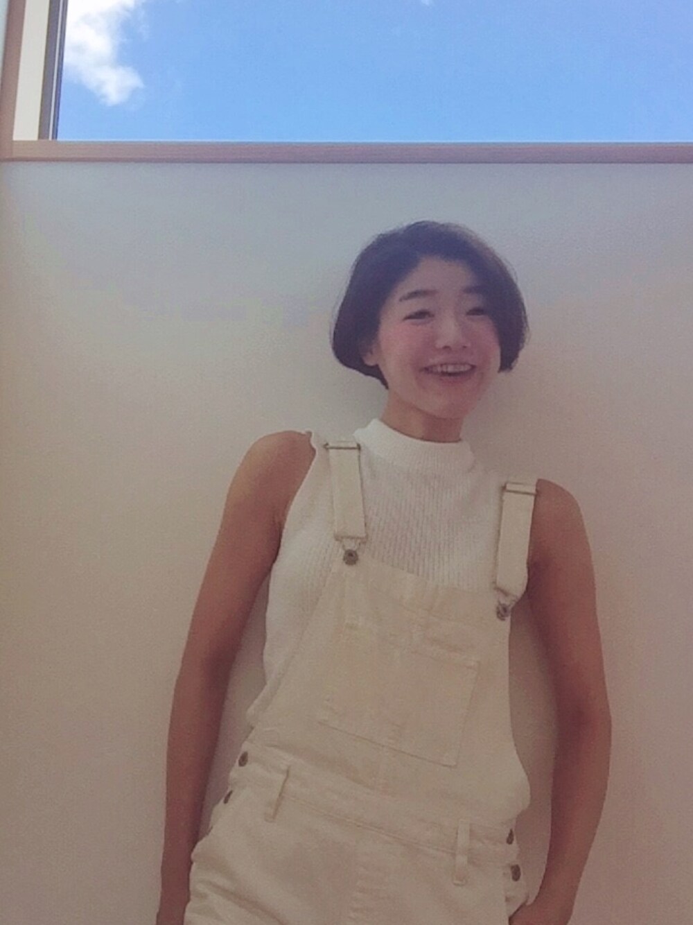 「IENA、オールホワイト、オーバーオール女子、メゾンドベージュ、ノースリーブ女子、YOGurveda」｜「SLOBE IENAのLE DENIM デニムオーバーオール◆（サロペット/オーバーオール、ホワイト系）」を使った、RYOKO  Yuhasaさん（レディース・172cm）の夏コーディネートの1枚目の写真