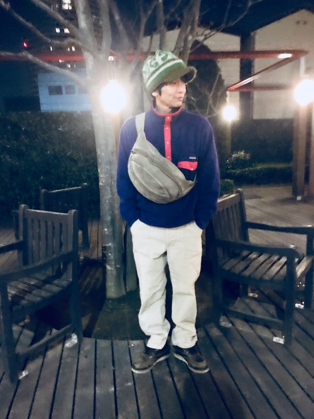 「パタゴニア、patagonia、アウトドアスタイル、RED WING、ニット帽、古着MIX、チノパン」｜「no brandのアイテム（ボディバッグ/ウエストポーチ、ベージュ系）」を使った、Fukuさん（メンズ・174cm）の冬コーディネートの1枚目の写真