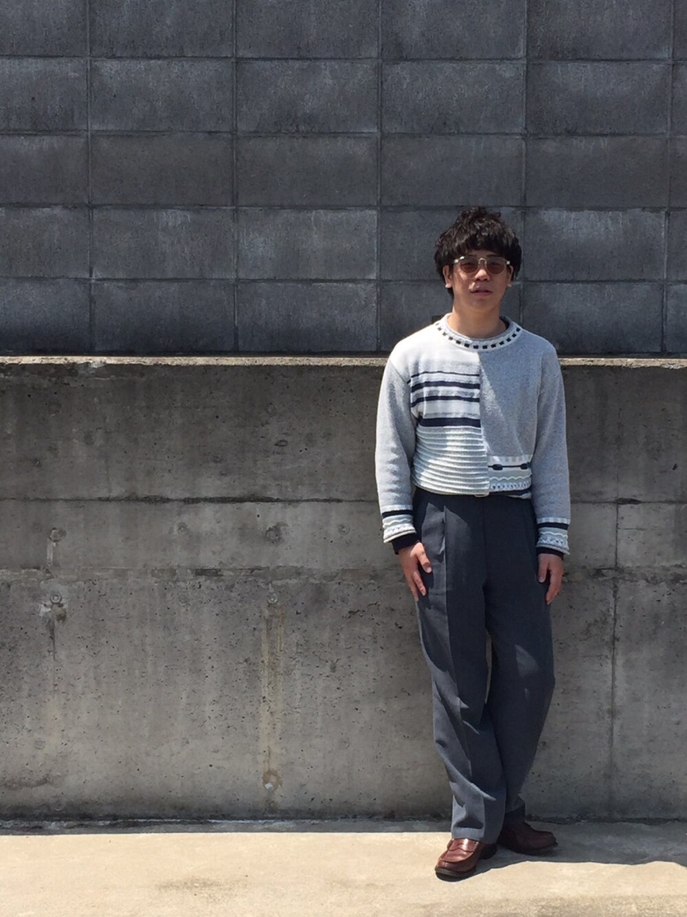 「スラックス、古着、古着MIX、ローファー、革靴」｜「usedのアイテム（スラックス、グレー系）」を使った、さんぜん あっせいさん（メンズ・168cm）の春コーディネートの1枚目の写真