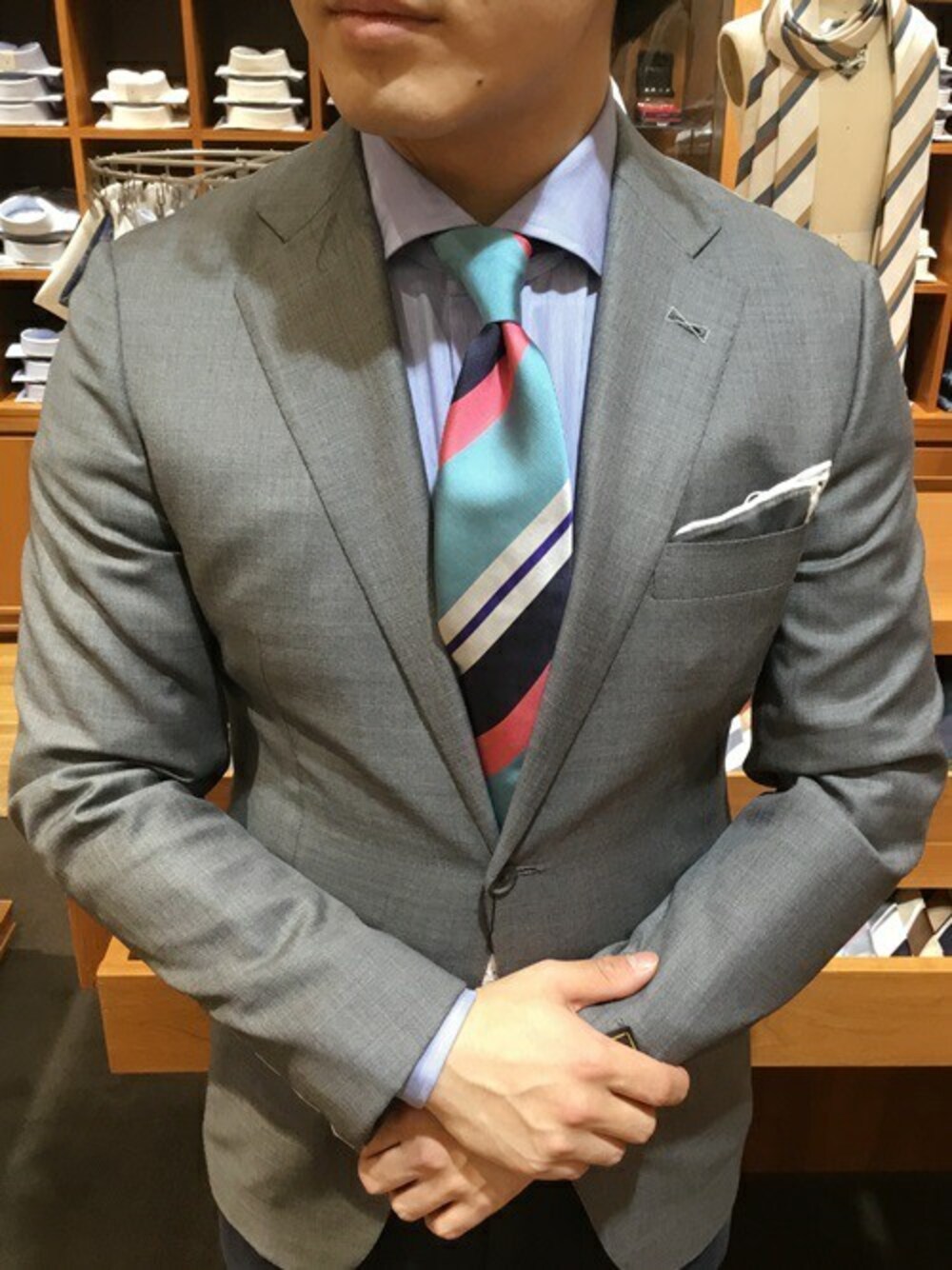 「シップス、SHIPS、ビジネススタイル、春コーデ、ペールトーン、ストライプネクタイ」｜「SHIPSのSD:ALBINI社製生地 ホリゾンタルカラーシャツ(ブルー)（シャツ/ブラウス、ブルー系）」を使った、三枚橋さん（メンズ・170cm）の春コーディネートの1枚目の写真