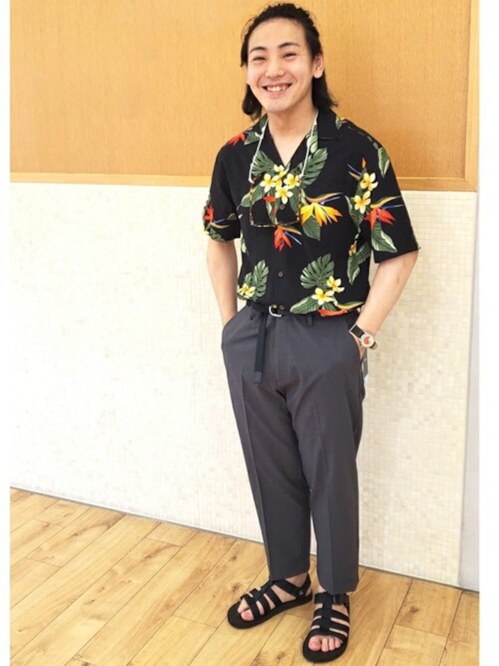 「パンツ、シャツ、メンズ、SHIPS、ベルト、サンダル、カジュアルコーデ、アロハシャツ、teva」｜「SHIPSのROBERT J.CLANCEY: レーヨン アロハシャツ（シャツ/ブラウス、ブラック系）」を使った、三枚橋さん（メンズ・170cm）の夏コーディネートの1枚目の写真
