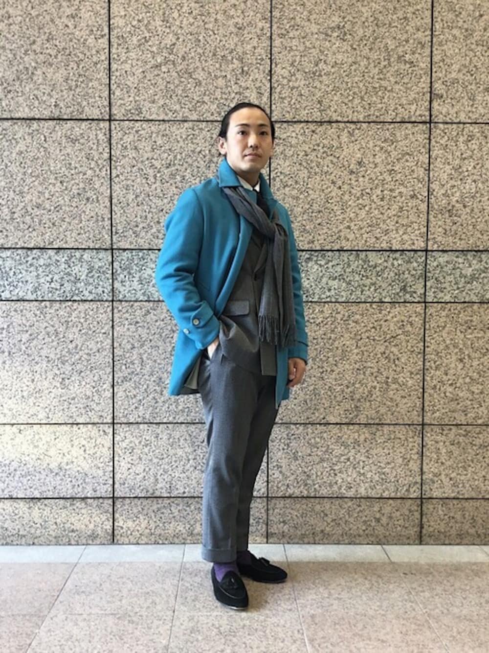 「シップス、SHIPS、ビジネススタイル、カシミヤマフラー、オンオフ兼用、カーコート、青コート」｜「SHIPSのSD: ダブルフェイス ターコイズブルー ソリッド カーコート（ステンカラーコート、ブルー系）」を使った、三枚橋さん（メンズ・170cm）の秋コーディネートの1枚目の写真
