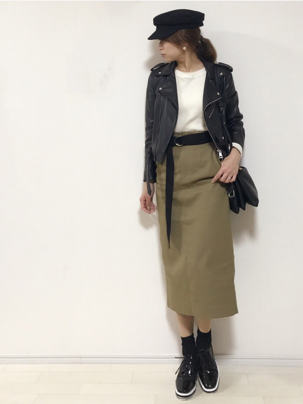 「雨の日コーデ、大人カジュアル、ライダース、ママコーデ、春コーデ、シンプル、タイトスカート」｜「URBAN RESEARCH Sonny LabelのSonny Label ウールマリンキャップ（キャスケット、ブラック系）」を使った、yuさん（レディース・153cm）の春コーディネートの1枚目の写真