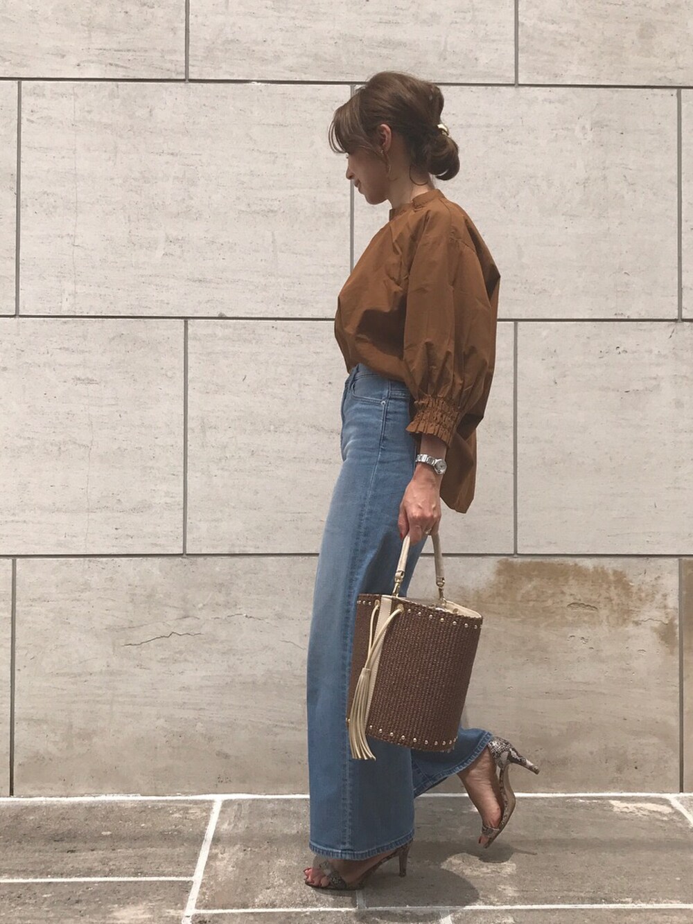 「オトナカジュアル、シンプルコーデ、上下UNIQLO、UNIQLO、デニム、シンプル、プチプラコーデ」｜「UNIQLOのアイテム（シャツ/ブラウス、ブラウン系）」を使った、yuさん（レディース・153cm）の夏コーディネートの1枚目の写真