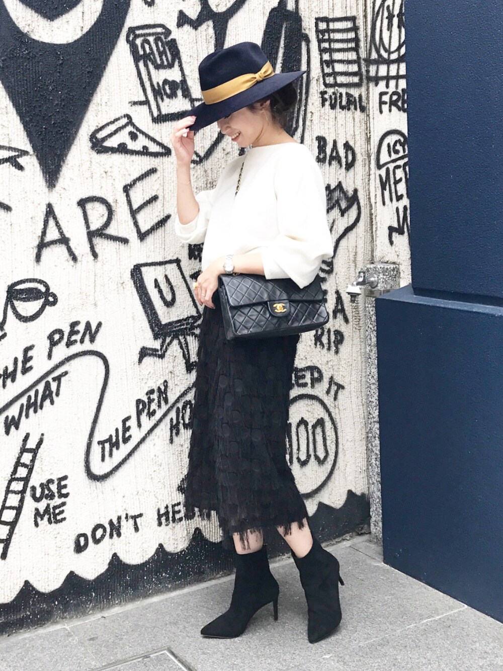 「ハット、モノトーン、大人カジュアル、フリンジスカート、ショートブーツ、秋のコーデ、シンプル、オトナ女子、秋服、低身長」｜「chapeud' Oのアイテム（ハット、ブルー系）」を使った、yuさん（レディース・153cm）の秋コーディネートの1枚目の写真