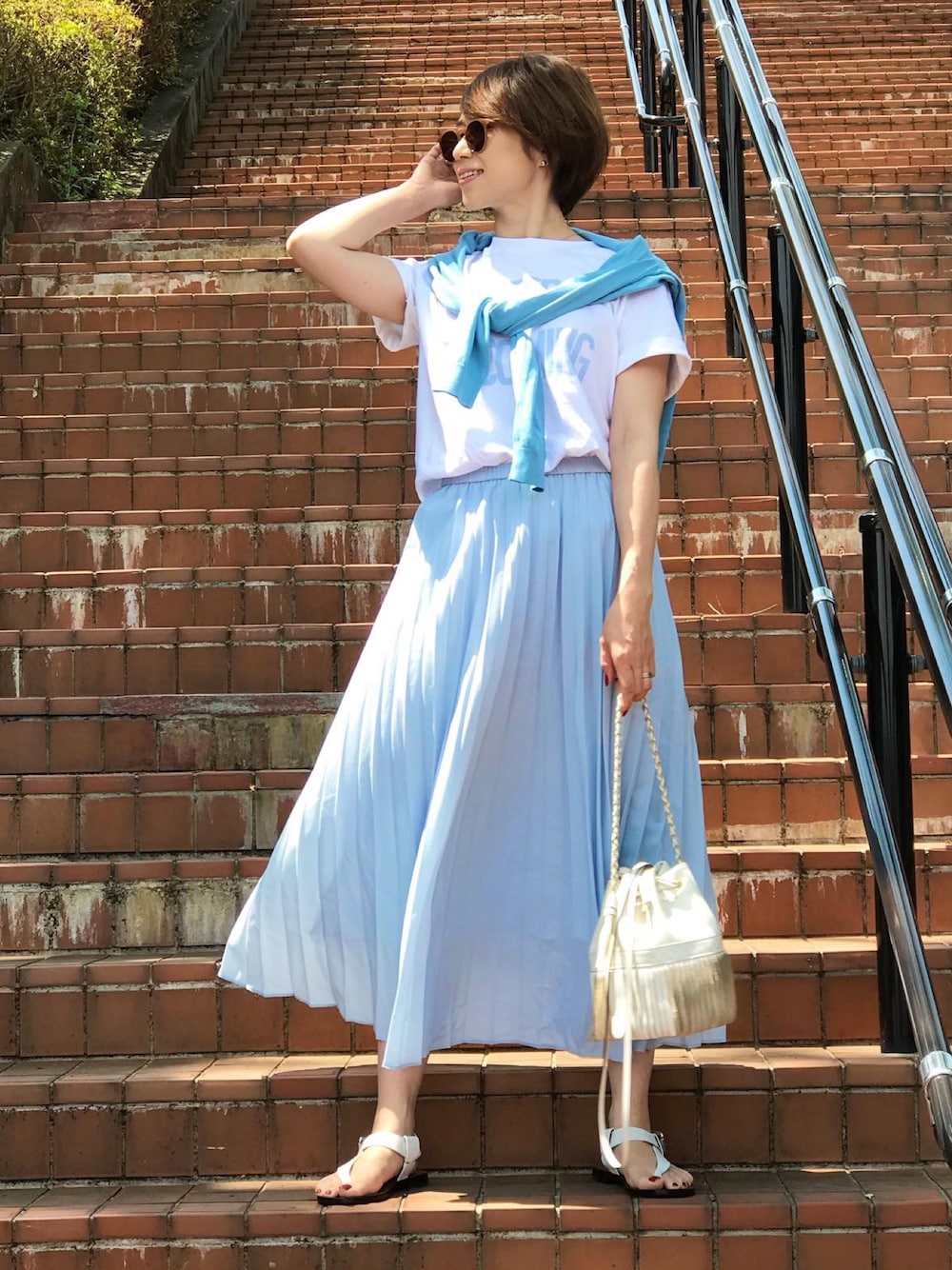 「休日スタイル、シンプル、カジュアル、夏コーデ、ラフ、Tシャツ、ユニクロ、大人カジュアル、UNIQLO」｜「UNIQLOのプリーツロングスカート（丈標準80～84cm）（スカート、ブルー系）」を使った、yuさん（レディース・153cm）の春コーディネートの1枚目の写真