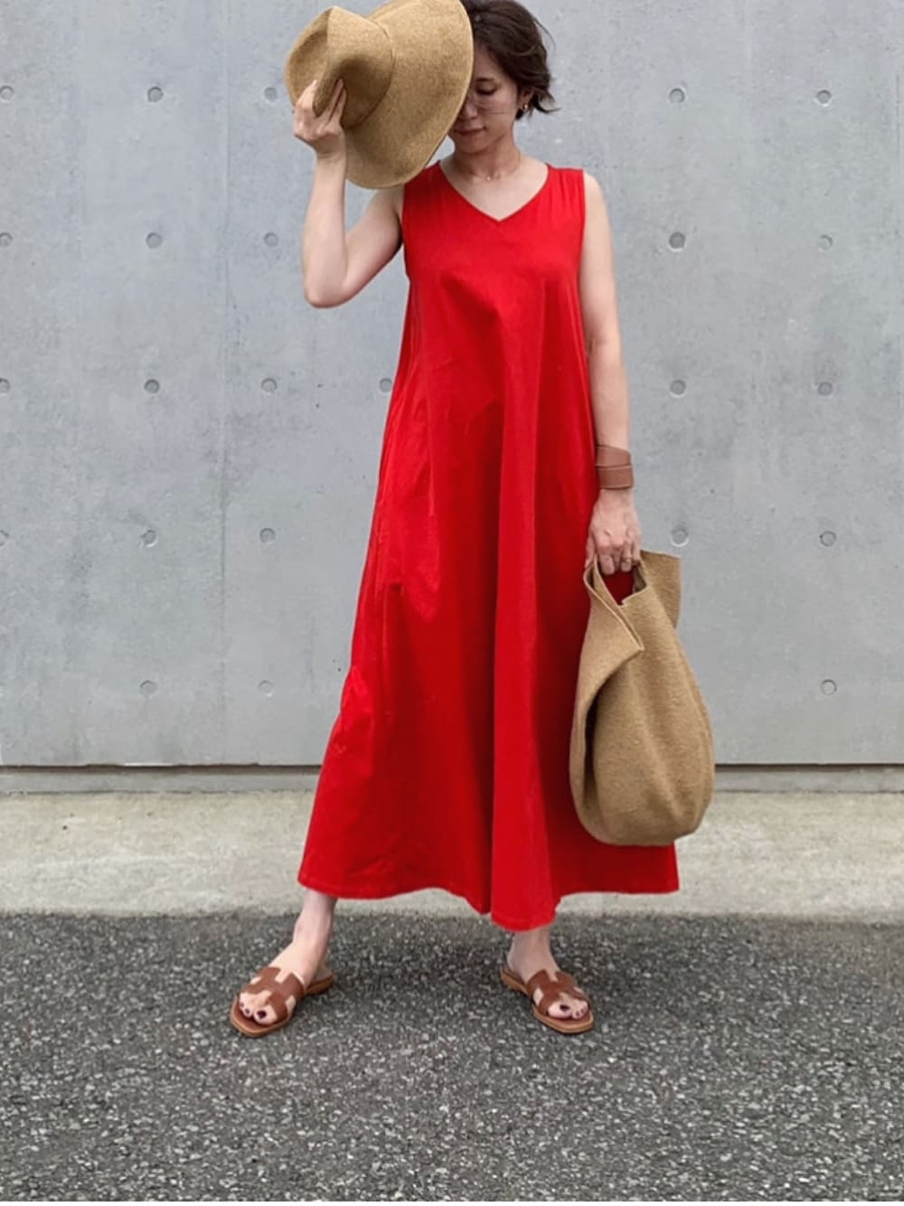 「夏、シンプル、ラクチンコーデ、低身長、カジュアルコーデ、ワンピース、大人カジュアル、UNIQLO、ママコーデ、ユニクロ」｜「UNIQLOのマーセライズコットンAラインロングワンピース（ノースリーブ）（ワンピース、レッド系）」を使った、yuさん（レディース・153cm）の夏コーディネートの1枚目の写真