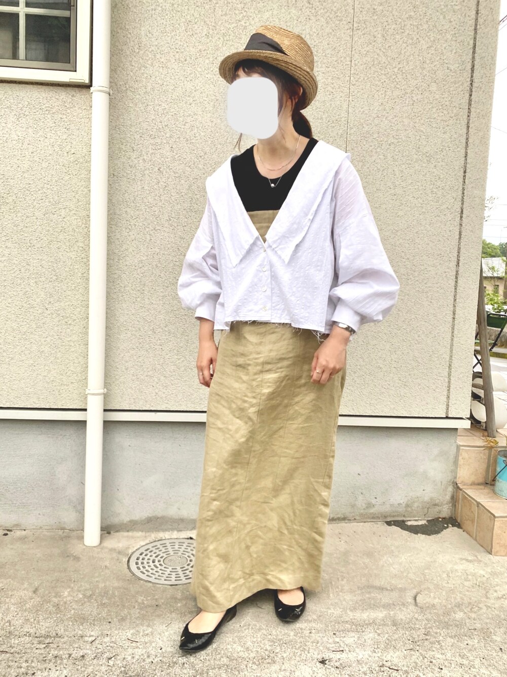 「ハット、リネンワンピース、リネン、白シャツ、ビッグカラー、ボリューム袖、切りっぱなし、春コーデ、ママコーデ」｜「LachementのLachement　LINEN BARE TOP ONEPIECE（ワンピース、ベージュ系）」を使った、moyaさん（レディース・166cm）の春コーディネートの1枚目の写真
