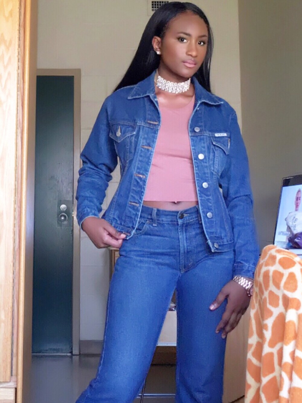 「FOREVER 21のアイテム（シャツ/ブラウス、ピンク系）」を使った、Kree Lashea'さん（レディース・163cm）の秋コーディネートの1枚目の写真