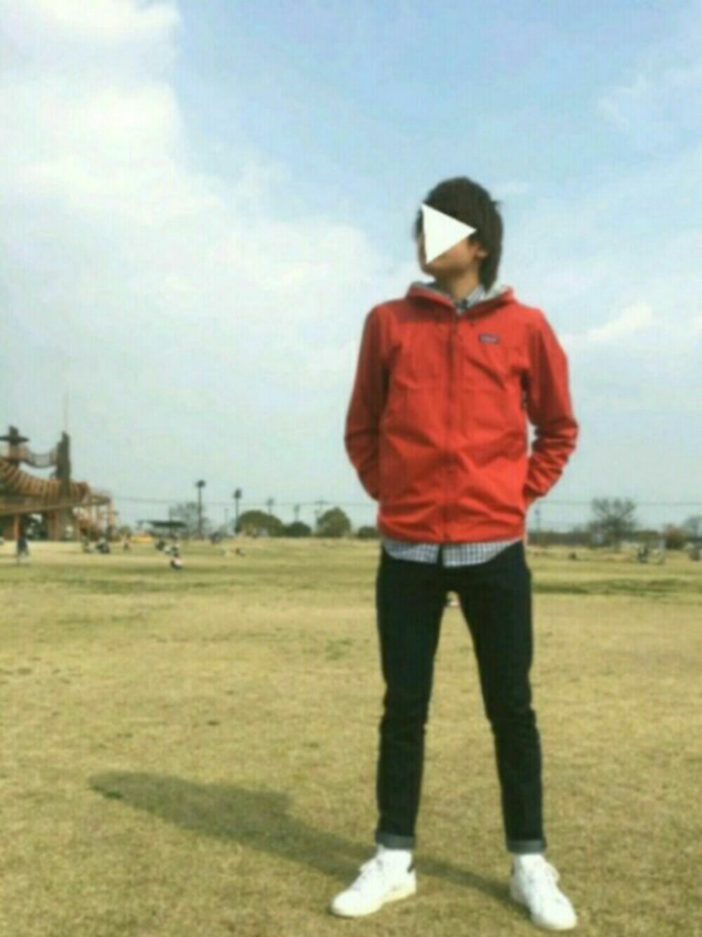 ホワイト系のスニーカー、ブルー系のデニムパンツ、レッド系のマウンテンパーカーを着用したメンズの春コーディネートの1枚目の写真