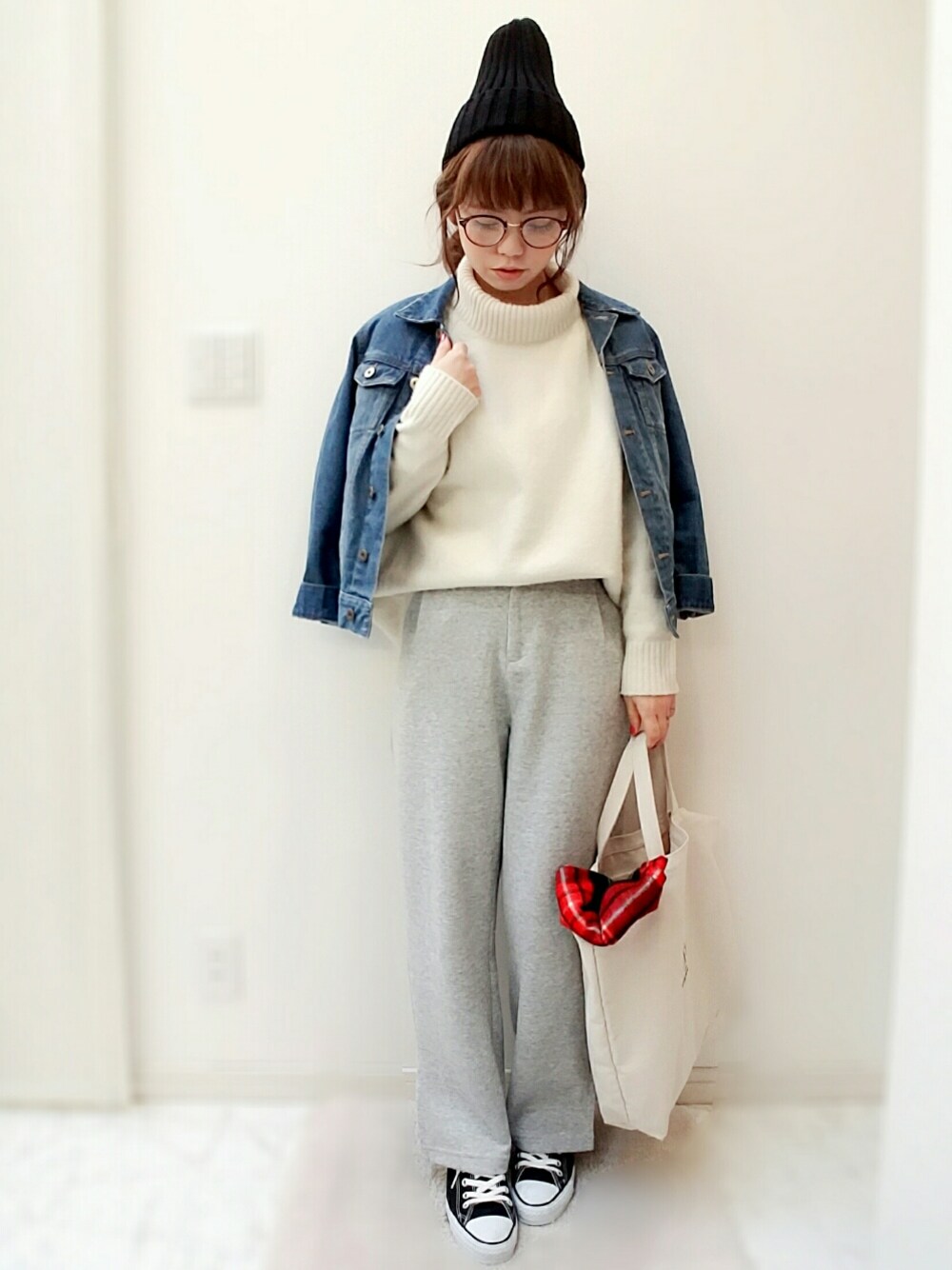 「休日スタイル、シンプル、ワイドパンツ、Gジャン、白ニット、ニット帽、春コーデ、ラフ、ママコーデ、ラクチンコーデ」｜「MAISON DE REEFURのリーファー 2WAY トートバッグ（トートバッグ、ベージュ系）」を使った、maamin♡さん（レディース・156cm）の冬コーディネートの1枚目の写真