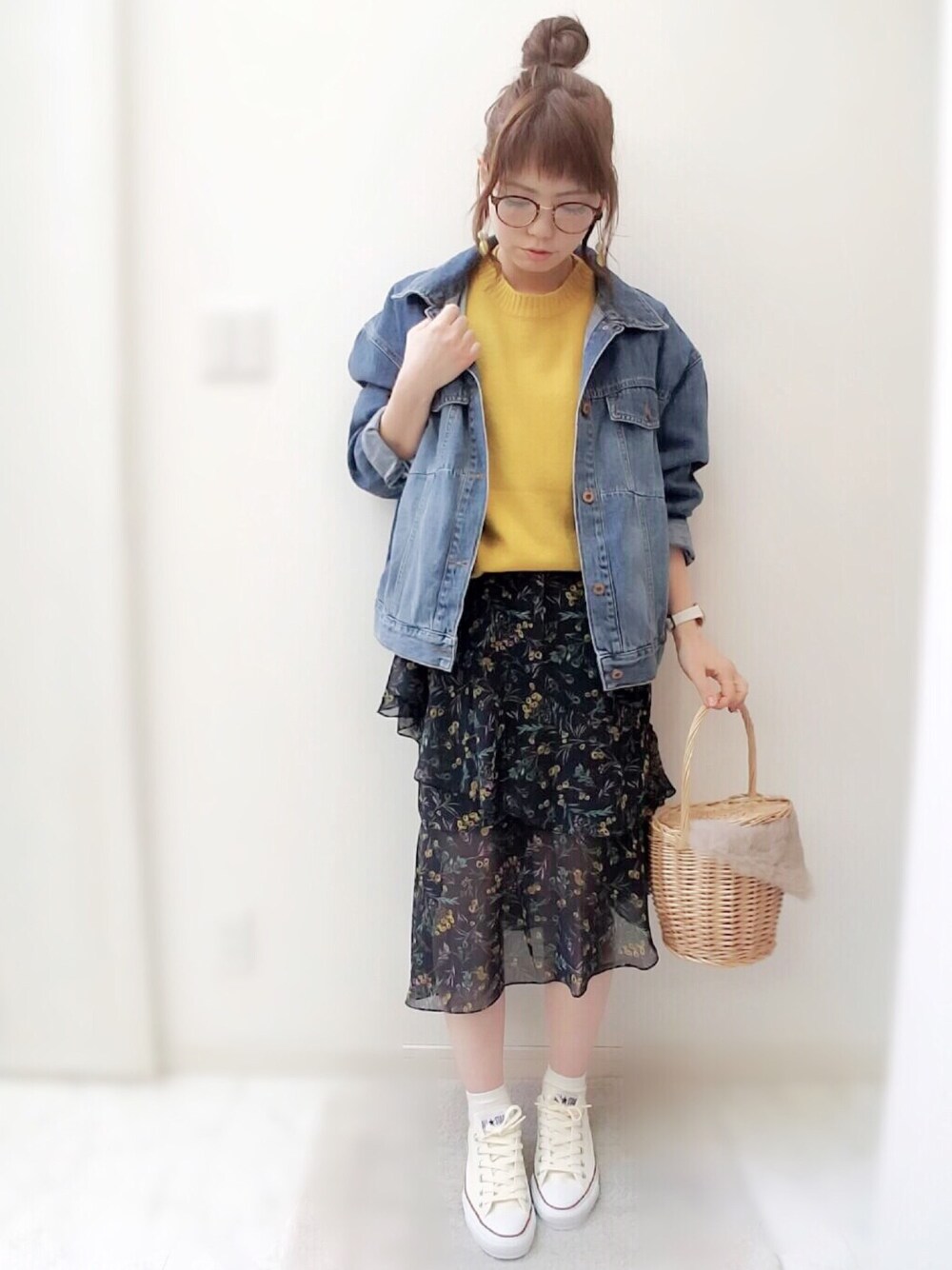 「はるコーデ、花柄、花柄スカート、黄色、デニムジャケット、Gジャン、スニーカー、コンバース、converse、かごバッグ」｜「CANAL JEANのvia j (ヴィアジェイ)  BIGデニムGジャン（デニムジャケット、ブルー系）」を使った、maamin♡さん（レディース・156cm）の春コーディネートの1枚目の写真