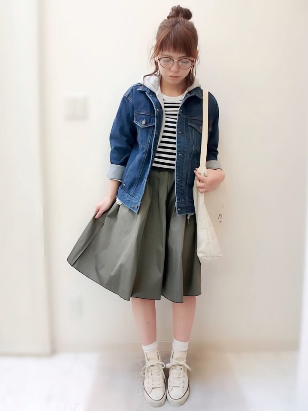「大人カジュアル、シンプル、Gジャン、パーカー、ボーダー、ボーダートップス、スカート、トートバッグ、コンバース、スプリングSENSEOFPLACE」｜「haco!の定番のきちんとパーカー　ｂｙ　ｑｕｅ　ｍａｄｅ　ｍｅ（パーカー、グレー系）」を使った、maamin♡さん（レディース・156cm）の春コーディネートの1枚目の写真