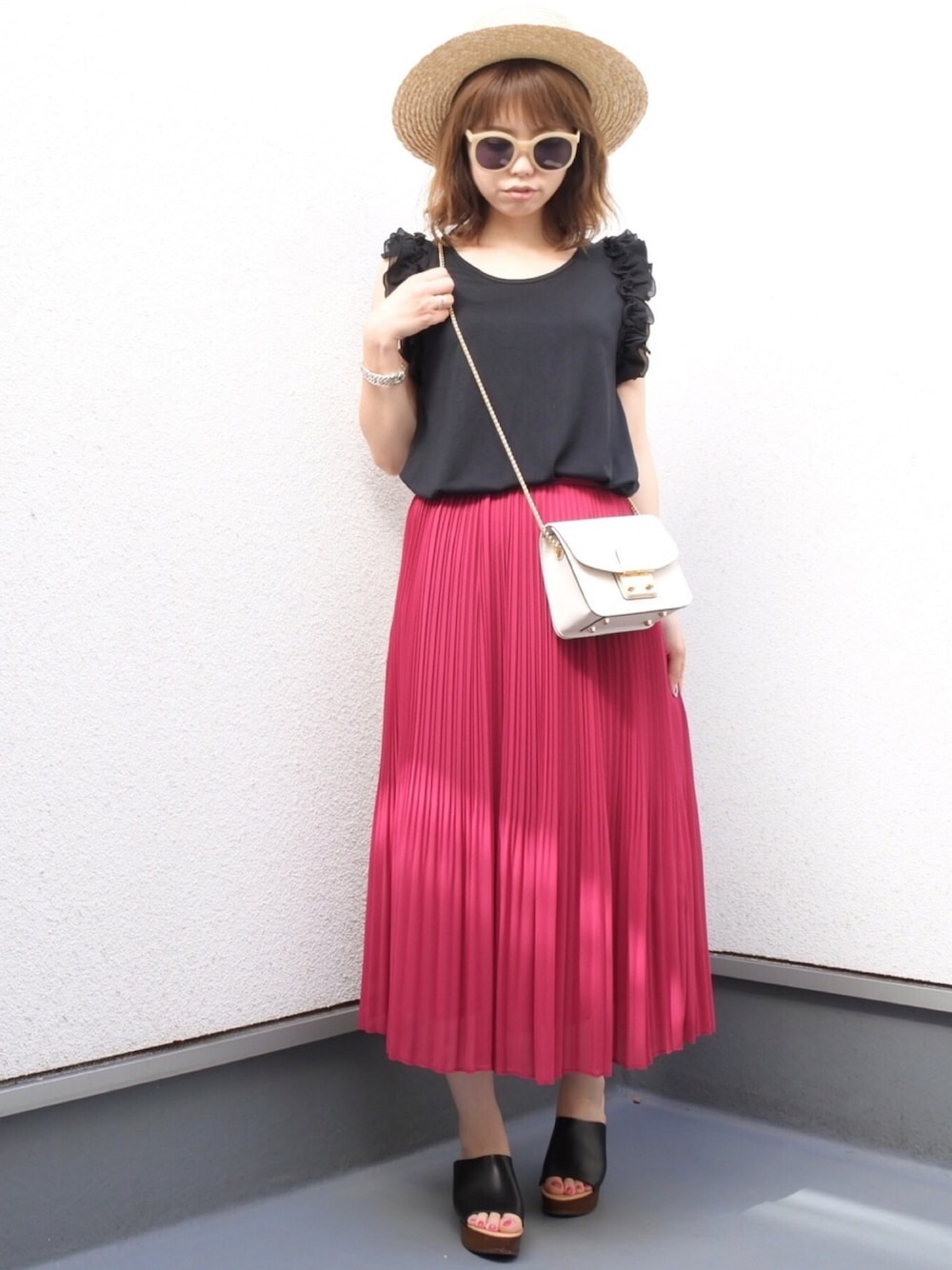 「ラクチンコーデ、厚底サンダル、プリーツスカート、シフォンスカート、フリル、フリルトップス、チェーンバッグ、カンカン帽、ピンク、TONAL」｜「Ray BEAMSのRay BEAMS / カンカン帽（ハット、ベージュ系）」を使った、maamin♡さん（レディース・156cm）の夏コーディネートの1枚目の写真