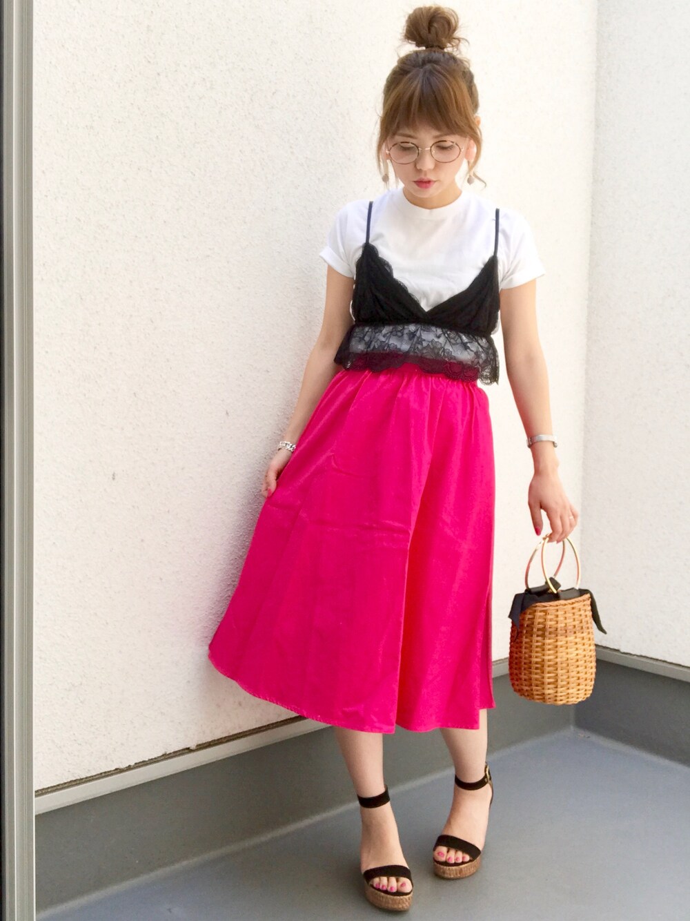 「ピンク、ピンク×ブラック、ピンクスカート、レースキャミソール、キャミソール、白Tシャツ、厚底サンダル、かごバッグ、ザラジョ、ZARA」｜「HANESの【Hanes】 ジャパンフィットクルーネック2P(2枚組)（Tシャツ/カットソー、ホワイト系）」を使った、maamin♡さん（レディース・156cm）の夏コーディネートの1枚目の写真