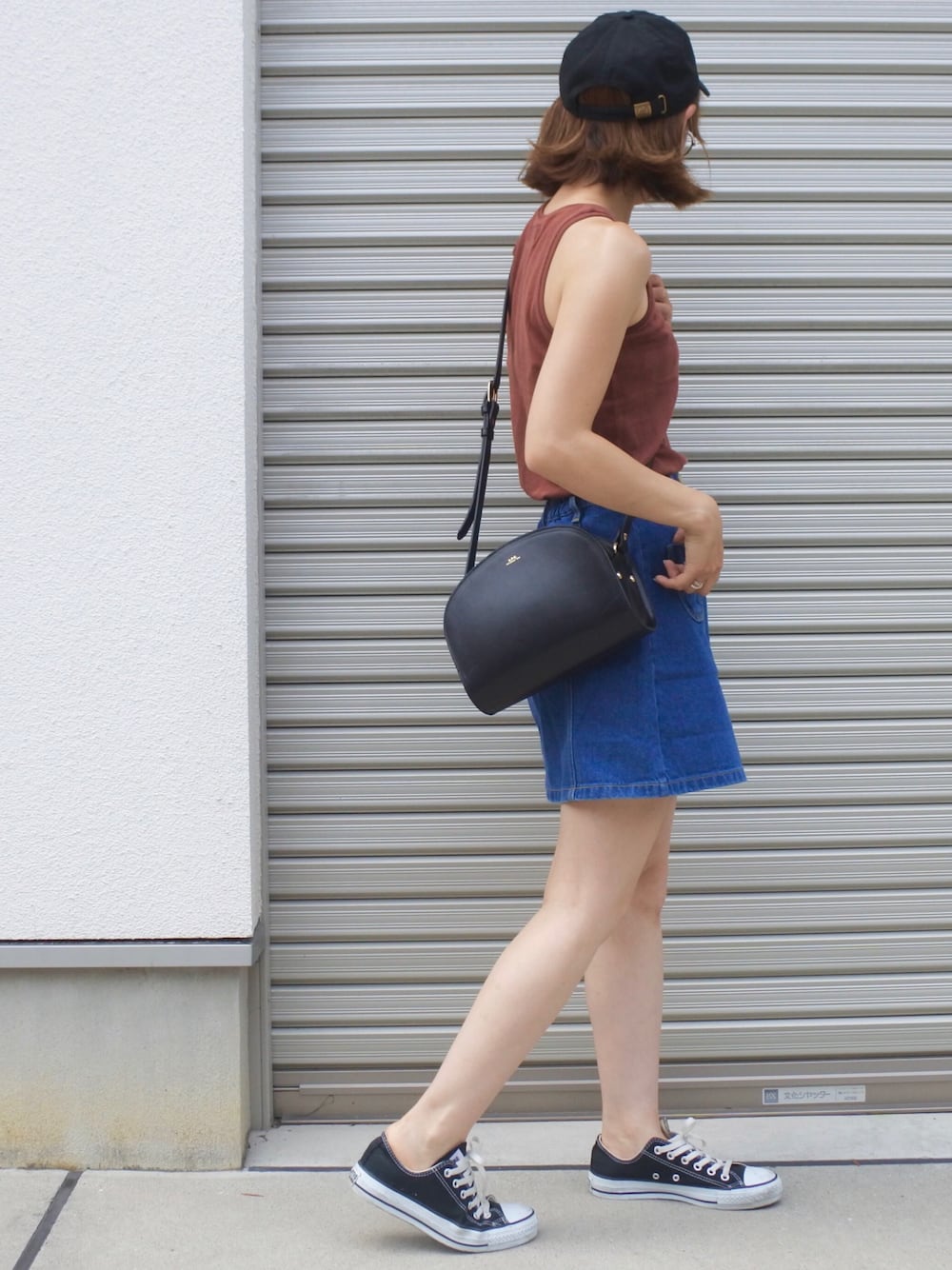 「夏コーデ、カジュアルコーデ、タンクトップ、デニムスカート、キャップ、ショルダーバッグ、コンバース、ブラウン、ラフ、スニーカー」｜「newhattanのニューハッタンキャップ（キャップ、ブラック系）」を使った、maamin♡さん（レディース・156cm）の夏コーディネートの1枚目の写真