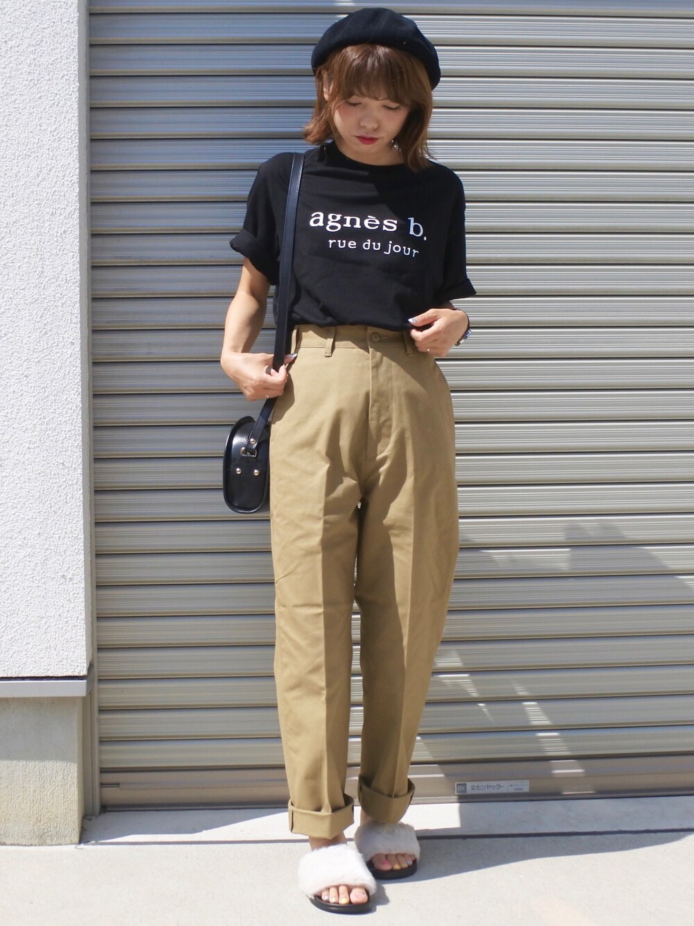 「シンプルコーデ、ハイウエストパンツ、チノパン、ベレー帽、カジュアル、ショルダーバッグ、ゆるコーデ、秋のコーデ、ロゴT、ファーサンダル」｜「agnes b.の【新作先行予約】【agnes b.  pour ADAM ET ROPE' 】LOGO T-shirts（Tシャツ/カットソー、ブラック系）」を使った、maamin♡さん（レディース・156cm）の夏コーディネートの1枚目の写真