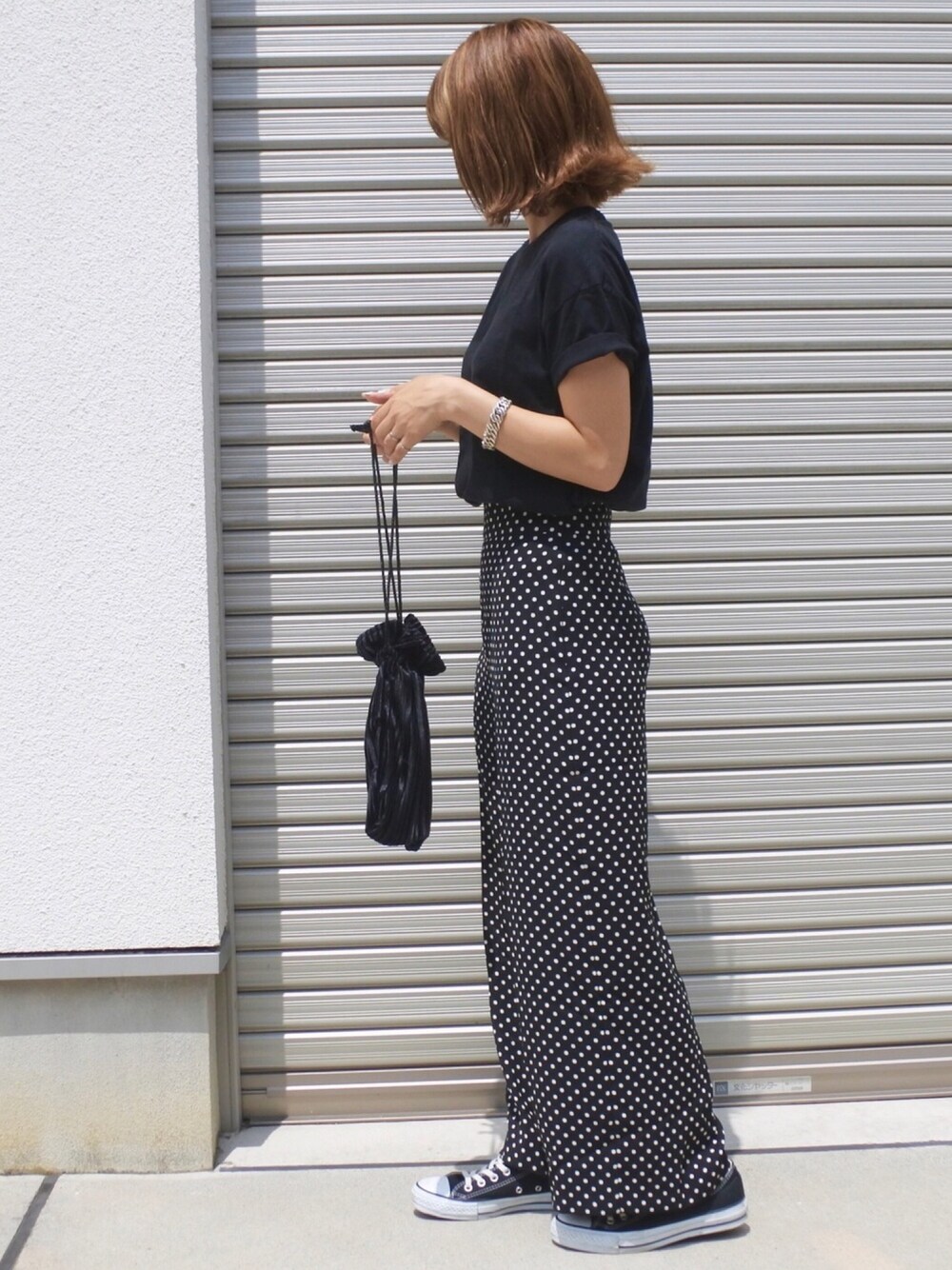 「ドット、ドットパンツ、モノトーン、シンプル、巾着バッグ、ラクチンコーデ、ワイドパンツ、ブラック、converse、コンバース」｜「AURALEEのシームレス ビッグTシャツ WOMEN（Tシャツ/カットソー、ブラック系）」を使った、maamin♡さん（レディース・156cm）の夏コーディネートの1枚目の写真
