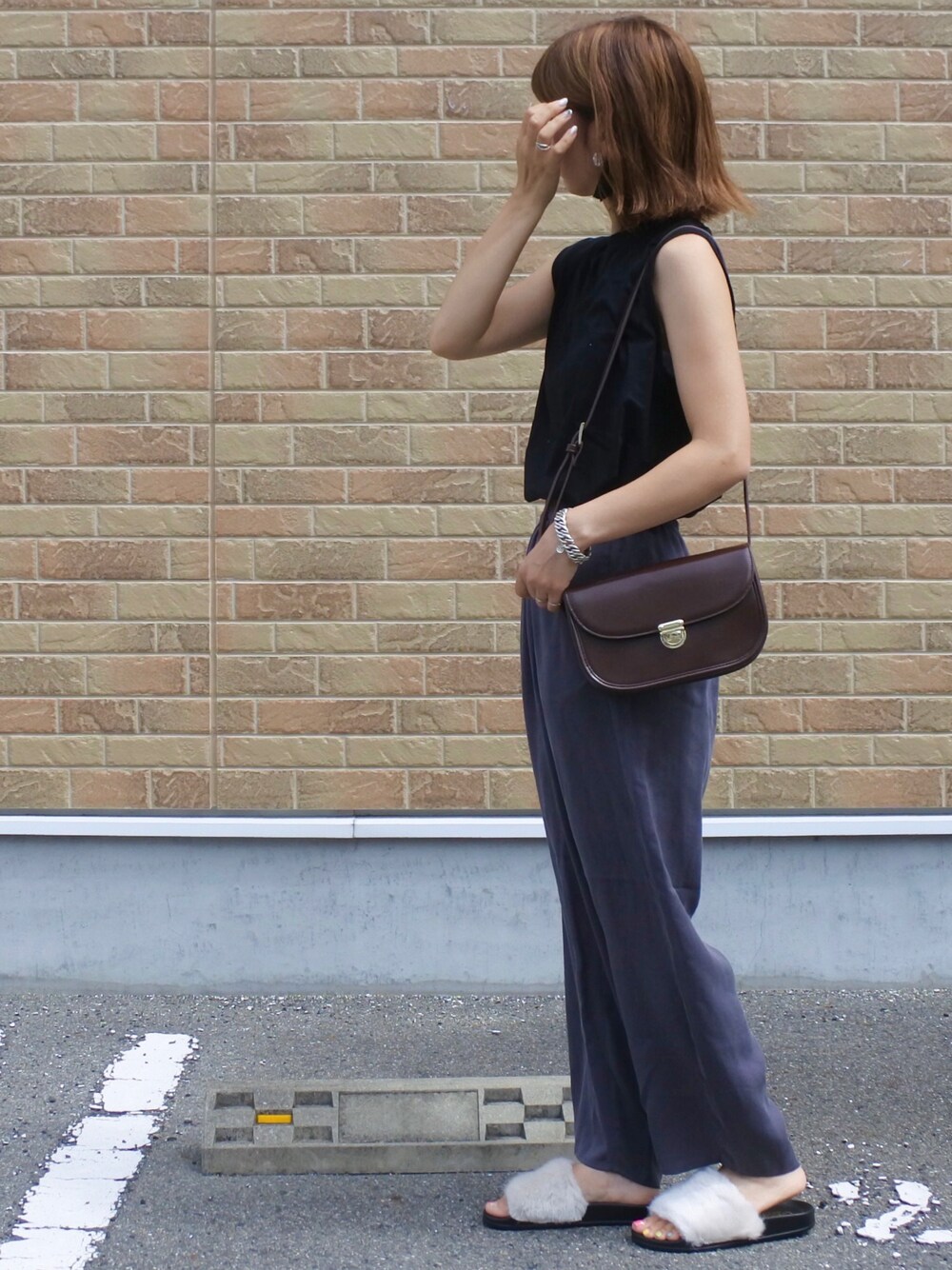 ブラック系のTシャツ/カットソー、ブルー系のその他パンツ、ブラウン系のショルダーバッグを着用したレディースの夏コーディネートの1枚目の写真