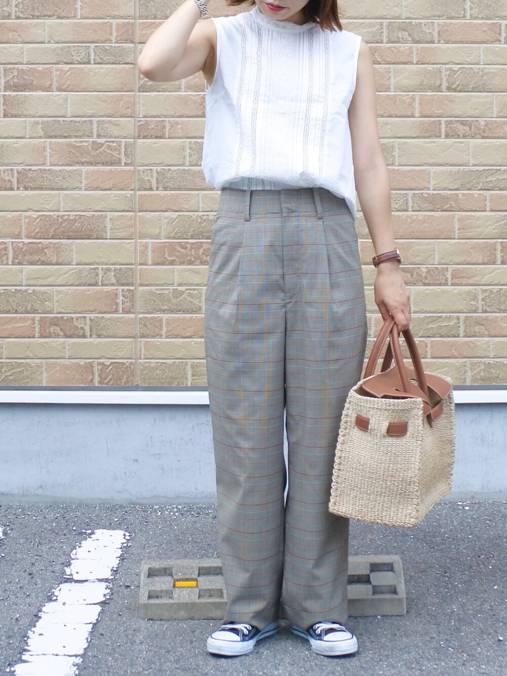 ホワイト系のシャツ/ブラウス、ブラウン系のその他パンツ、ベージュ系のトートバッグを着用したレディースの夏コーディネートの1枚目の写真