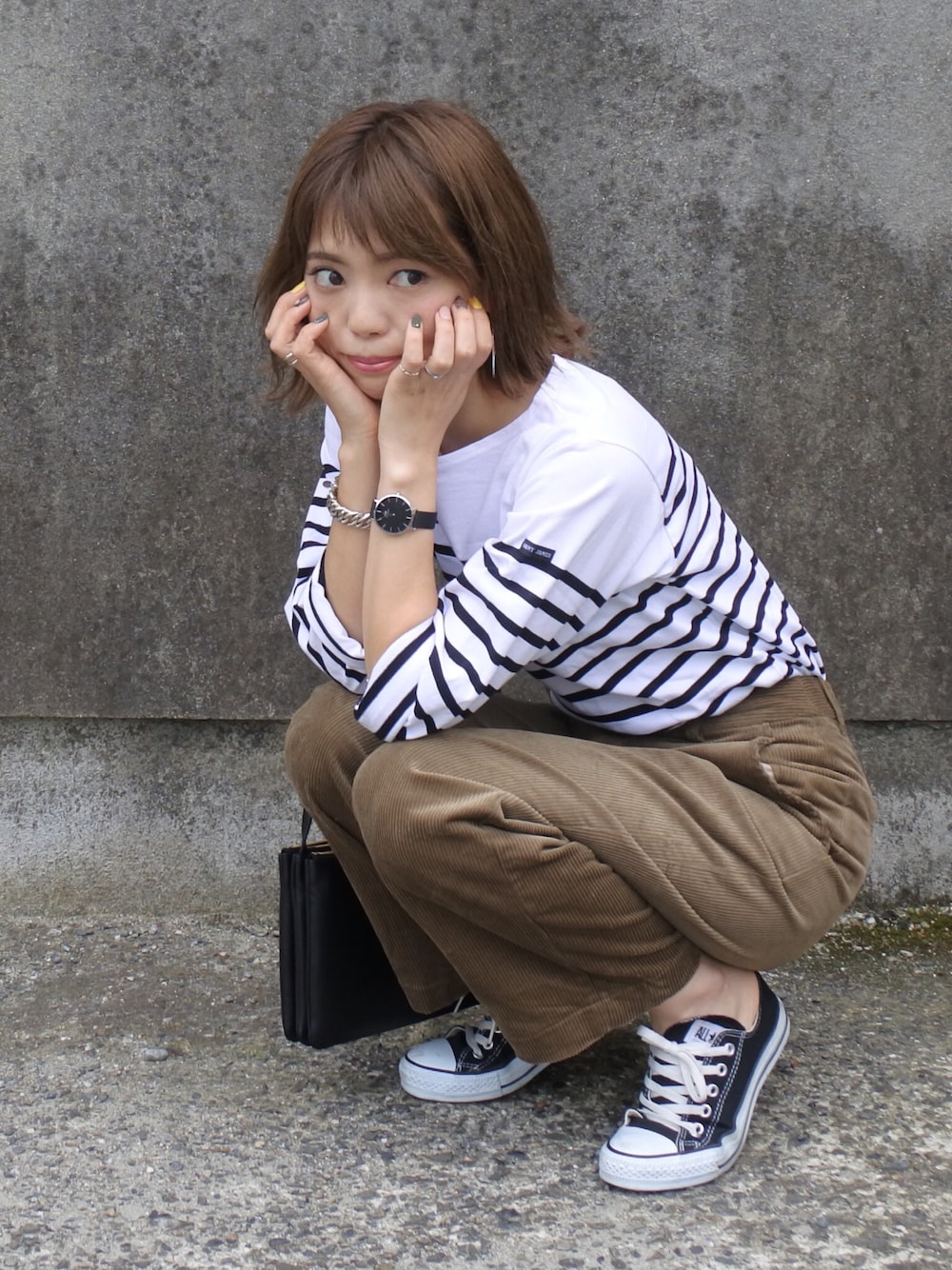 ホワイト系のTシャツ/カットソー、ベージュ系のその他パンツ、ブラック系のショルダーバッグを着用したレディースの秋コーディネートの1枚目の写真