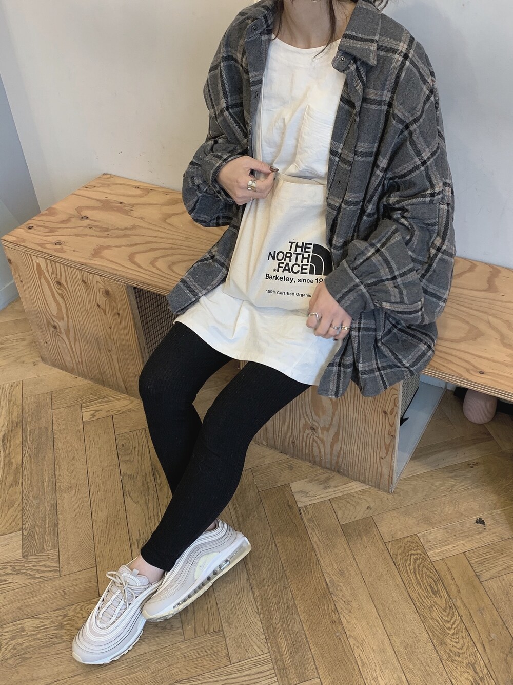 「大人カジュアル、ワンピース、ワンピース×スニーカー、チェックシャツ、スニーカーコーデ、エアマックス、オーバーサイズ、スポーツミックス、ママコーデ、秋冬」｜「DHOLICのウール混スナップボタンチェックシャツ（シャツ/ブラウス、グレー系）」を使った、maamin♡さん（レディース・156cm）の秋コーディネートの1枚目の写真